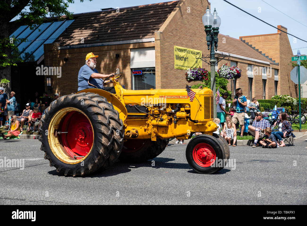 Den Traktor in die 2019 Minneapolis-Moline Lynden Landwirte Day Parade. Lynden, Washington Stockfoto