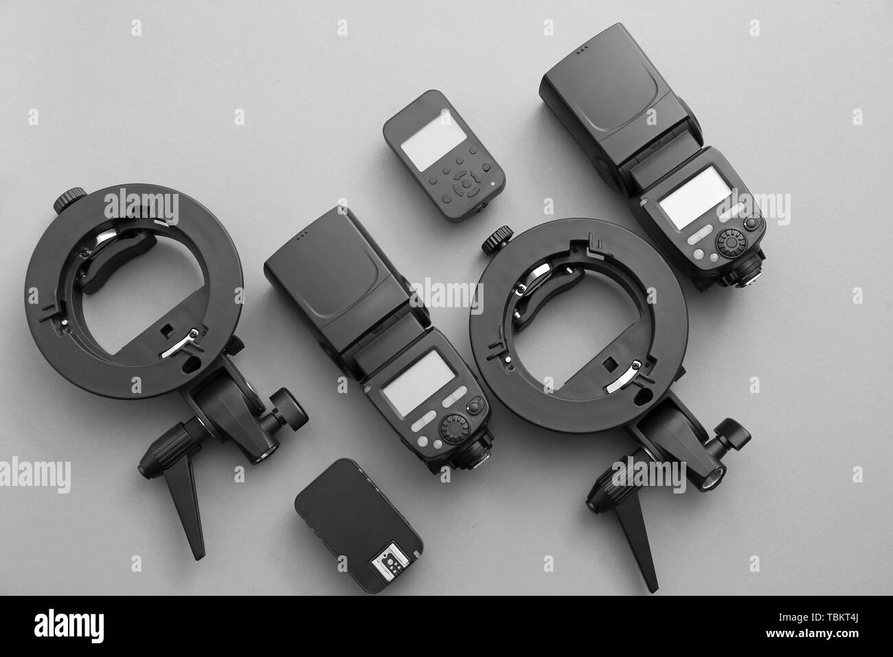 Moderne Geräte der professionellen Fotografen auf grauem Hintergrund Stockfoto