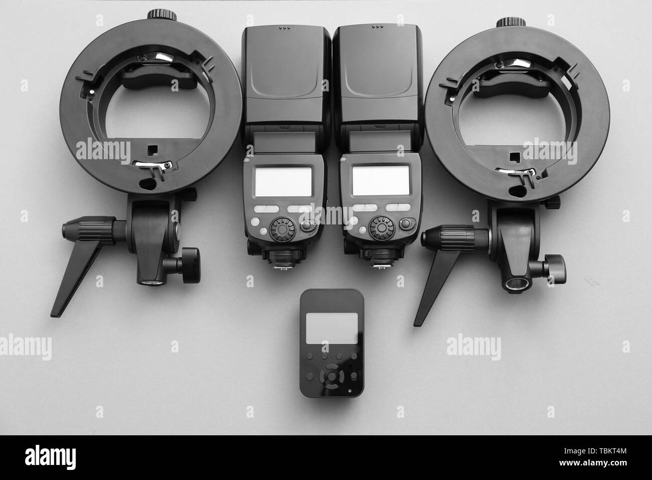 Moderne Geräte der professionellen Fotografen auf grauem Hintergrund Stockfoto