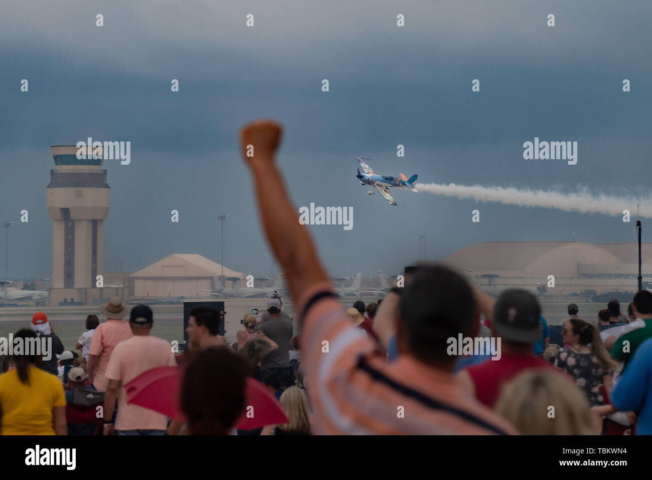 190601-N-YM 720-1638 (1. Juni 2019) Ein Flugzeug aus der verspielten Airshow führt bei der Star-Spangled Salute an Tinker Air Force Base bei der Marine Woche Oklahoma City. Marine Wochen sind darauf ausgelegt, das Bewusstsein über die Marine in den Bereichen, die nicht einen großen naval Präsenz haben. (U.S. Marine Foto von Mass Communication Specialist 2. Klasse allen Michael McNair) Stockfoto