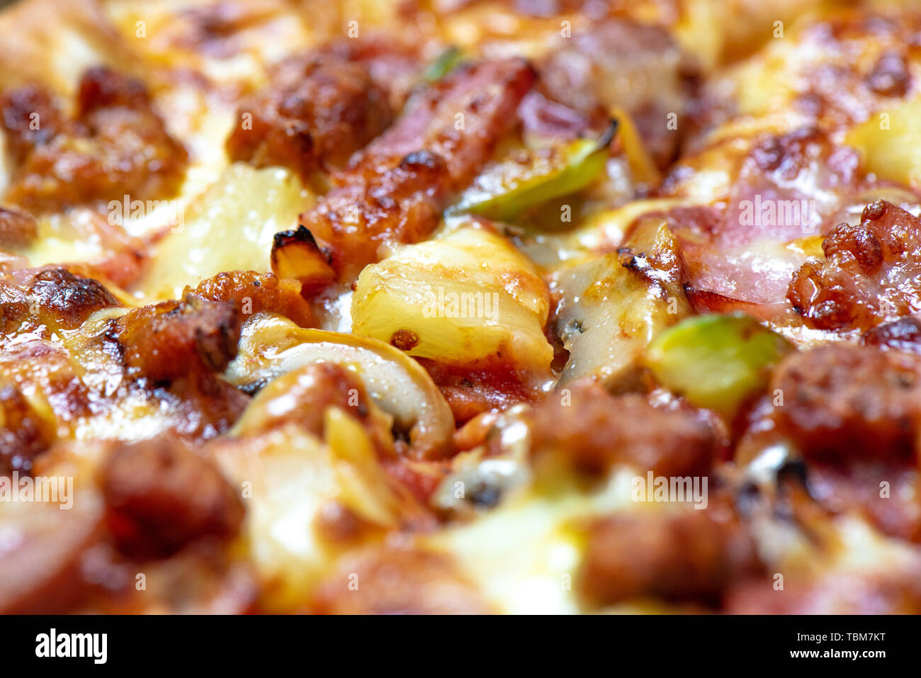 Nahaufnahme von Topping auf Pizza Hawaii. Essen und leckere Konzept. Stockfoto