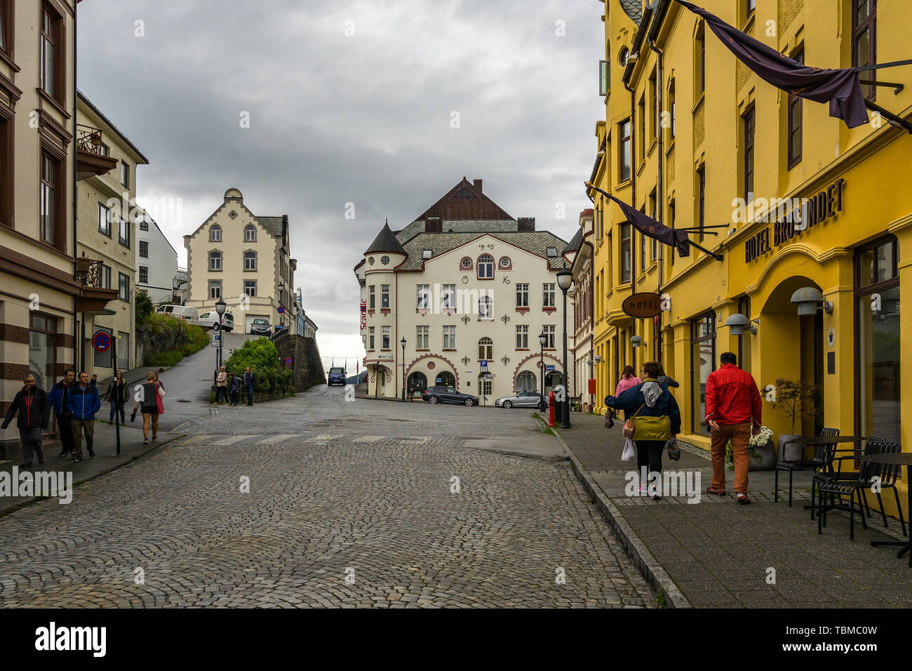 Gepflasterte Straße in Alesund, in der Nähe von Hotel Brosundet. Alesund Altstadt ist berühmt für seine schönen Jugendstil-Bauten. Alesund, Mehr og Romsdal, Norwegen, Stockfoto
