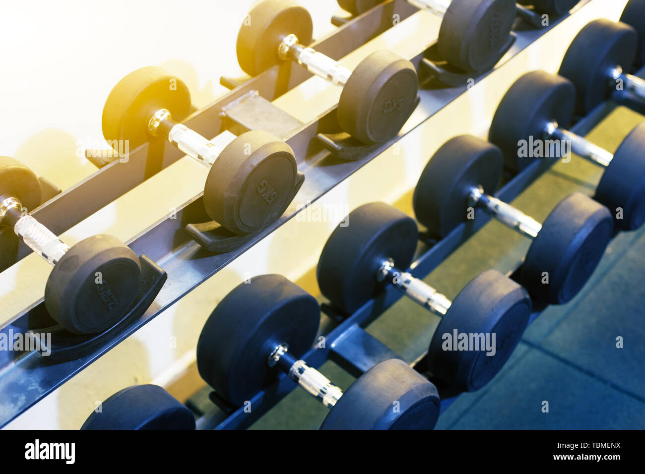 Alle Arten von Fitnessgeräte im modernen Fitnessraum Stockfoto