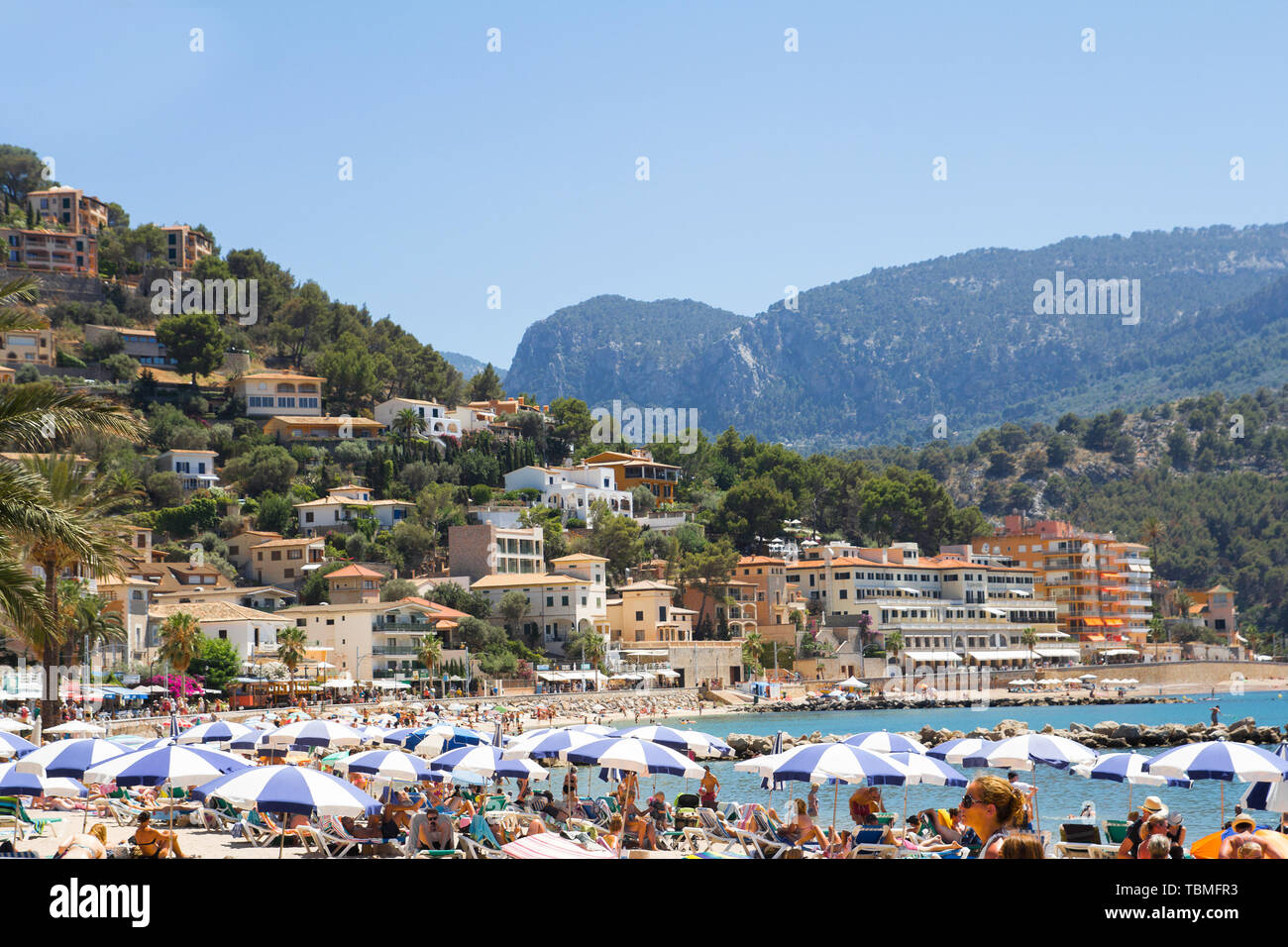 Mallorca, SPANIEN - JUNI 2016 Touristen Sonnenbaden am überfüllten Strand am 2016. Juni auf Mallorca, Spanien Stockfoto