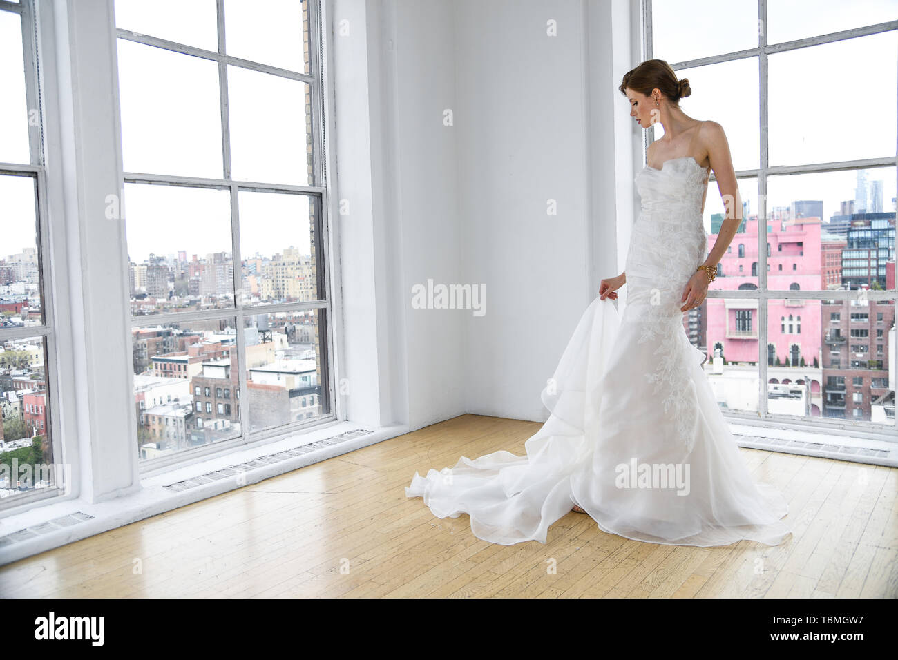 Organza hochzeitskleid -Fotos und -Bildmaterial in hoher Auflösung – Alamy