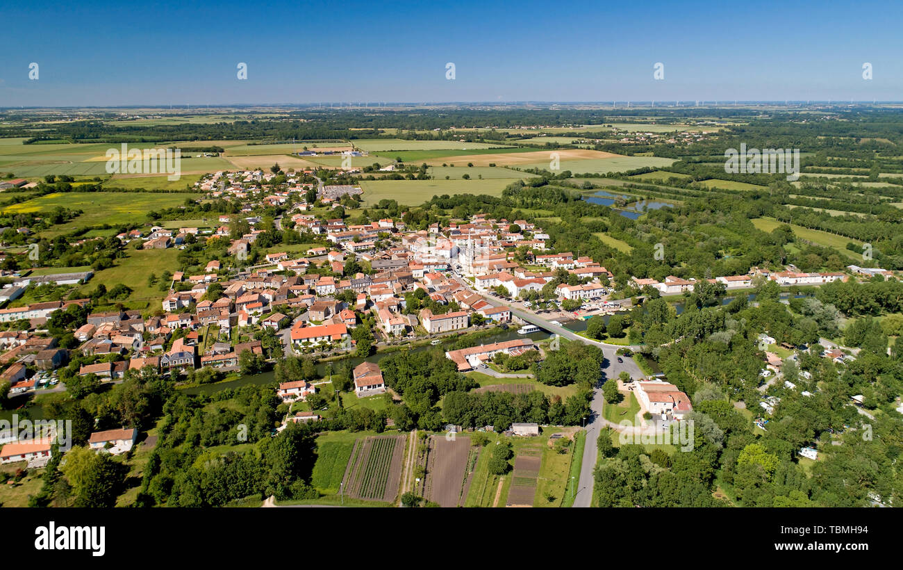 Luftaufnahmen von damvix im Sumpf Poitevin, Vendee, Frankreich Stockfoto