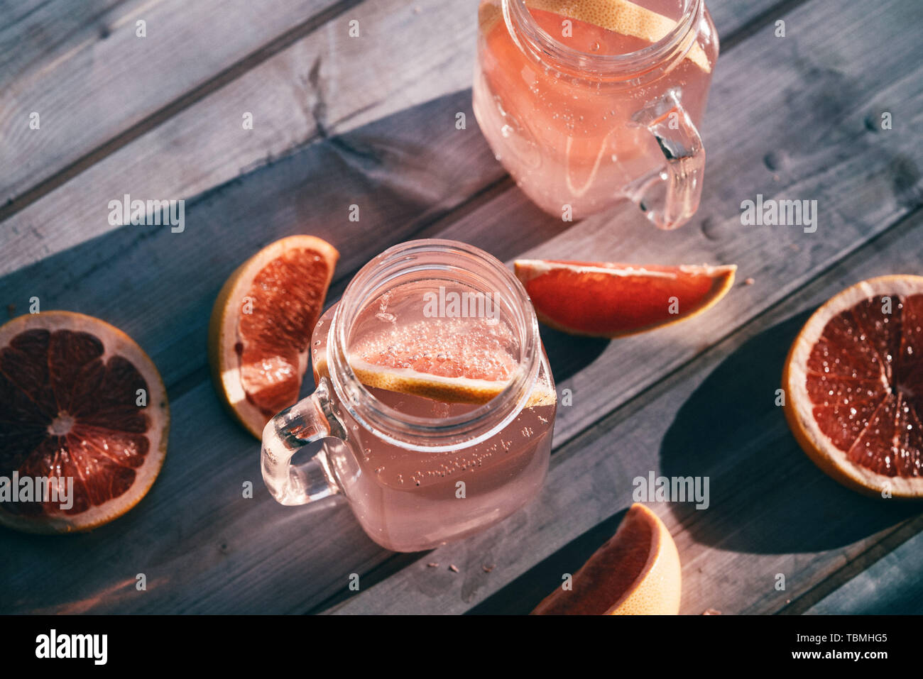 Niemand macht ein Glas zum Frühstück. Gläser trinken und Essen. Gesunde Marmelade. Dawn. Lecker Kaffee mit Zucker. Dunkel. Traditionelle hausgemachte Tasse Tee (Container) voller Hot Hot Hot Flüssigkeit Stockfoto