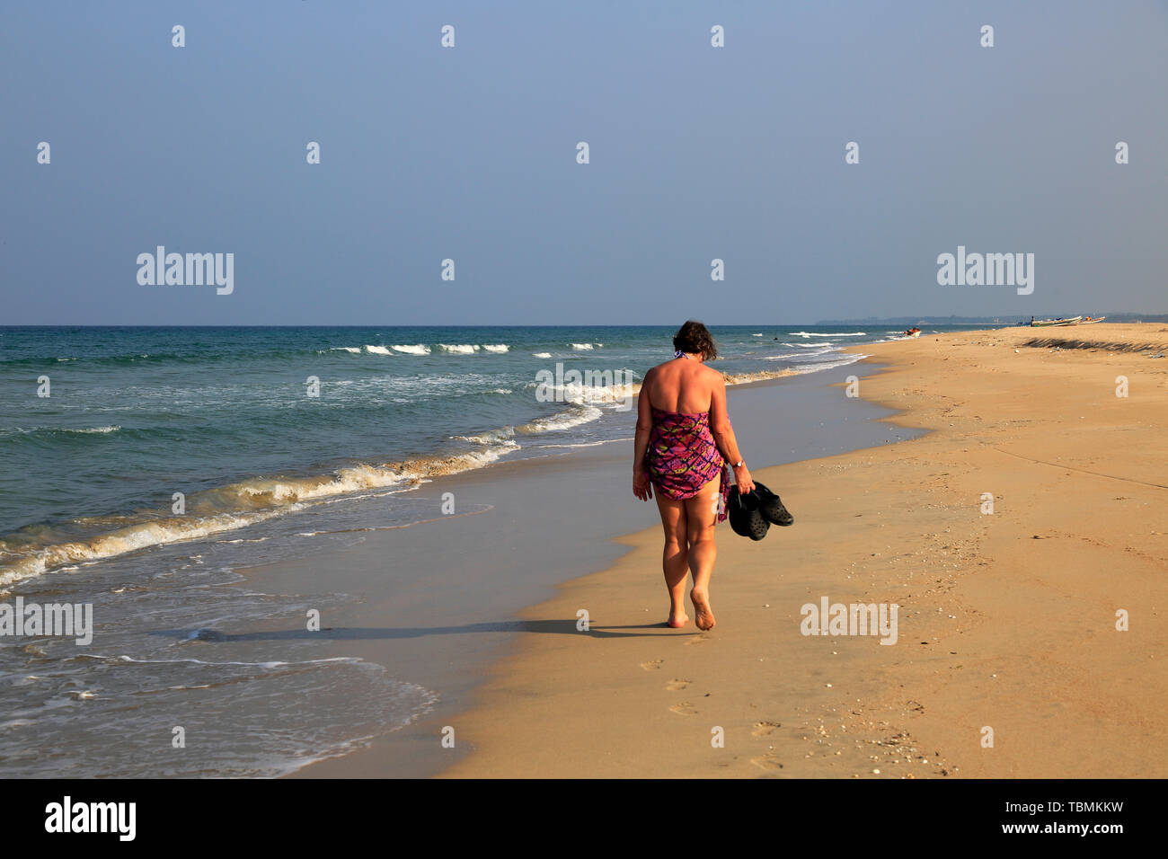 Frau barfuß am Strand Nilavelli Strand, in der Nähe von Trincomalee, östlichen Provinz, Sri Lanka, Asien Stockfoto