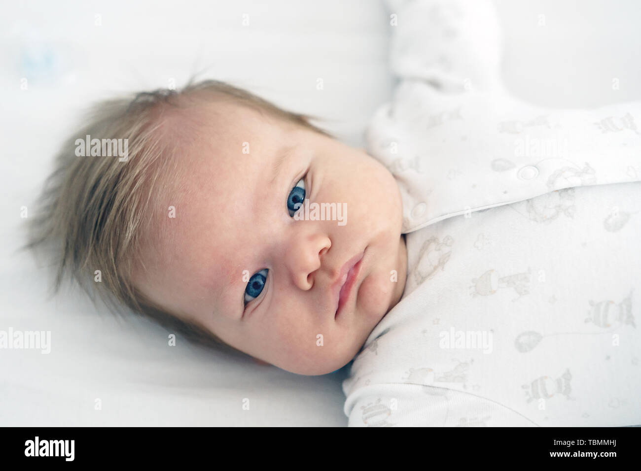 Ein neugeborenes Baby liegt in der Baumschule auf dem Bett Stockfoto