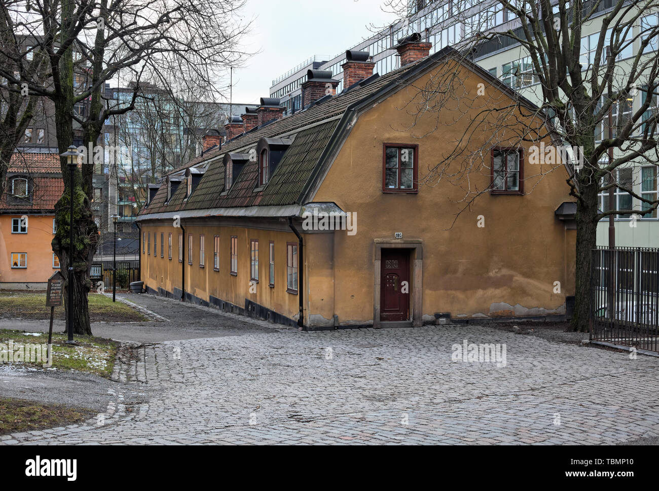 Altes gelbes Gebäude gehört zur Sankta Klara Kyrka Kirche in Stockholm, Schweden Stockfoto