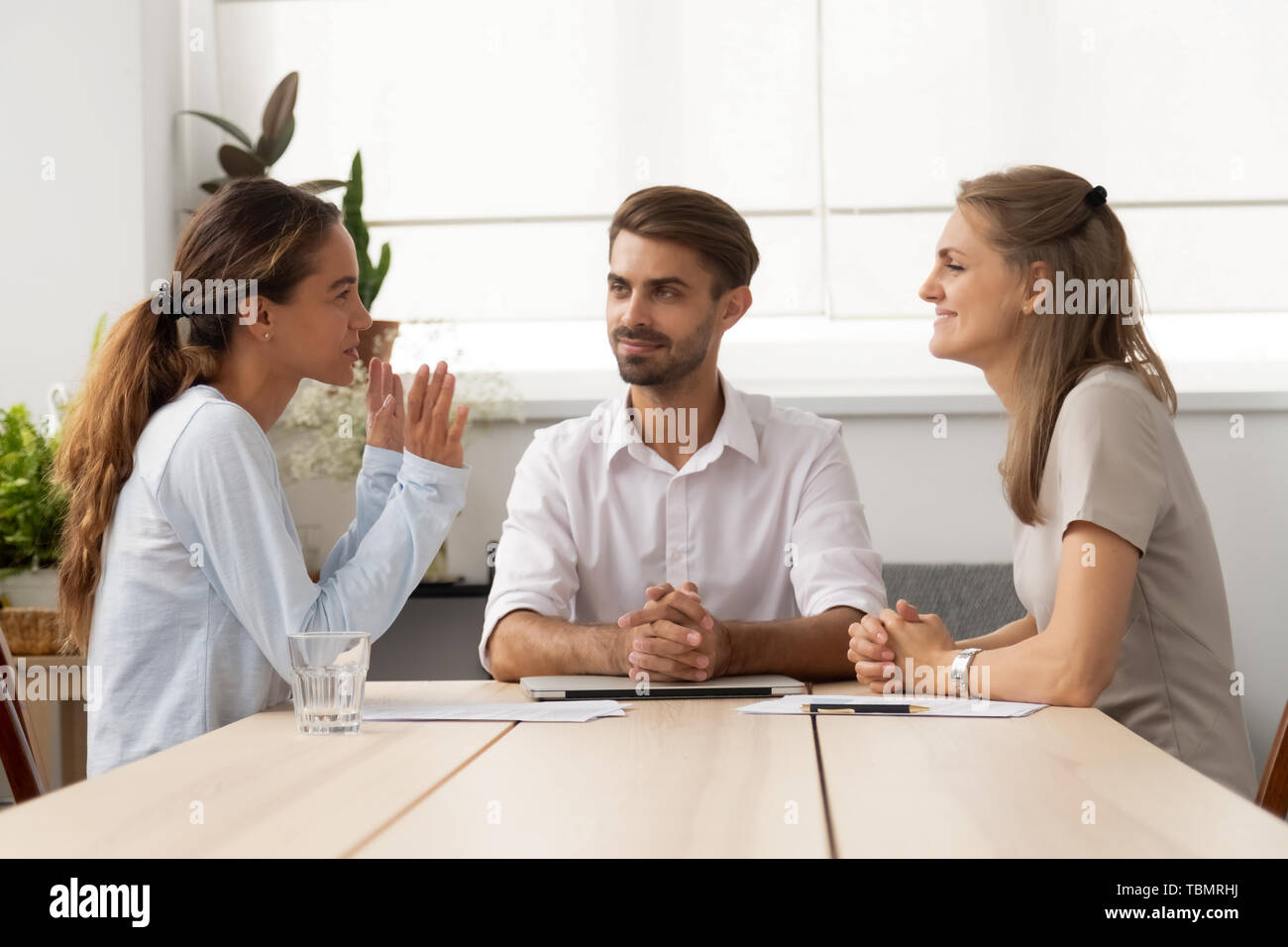 Junge weibliche Bewerber im Gespräch mit verschiedenen HR-Manager im Büro Stockfoto