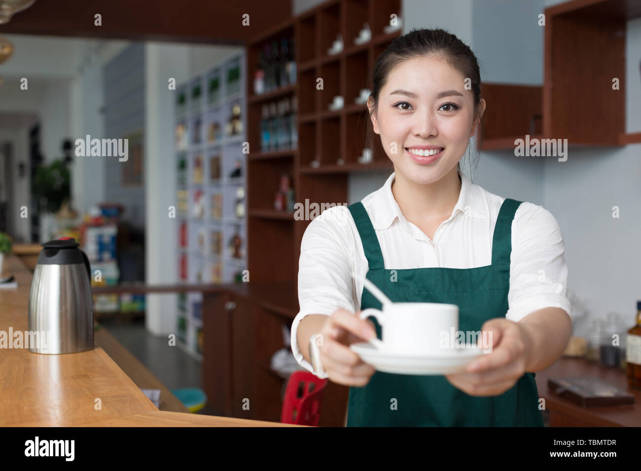 Junge schöne Frau arbeitet, in der Nähe der Theke im Cafe Stockfoto