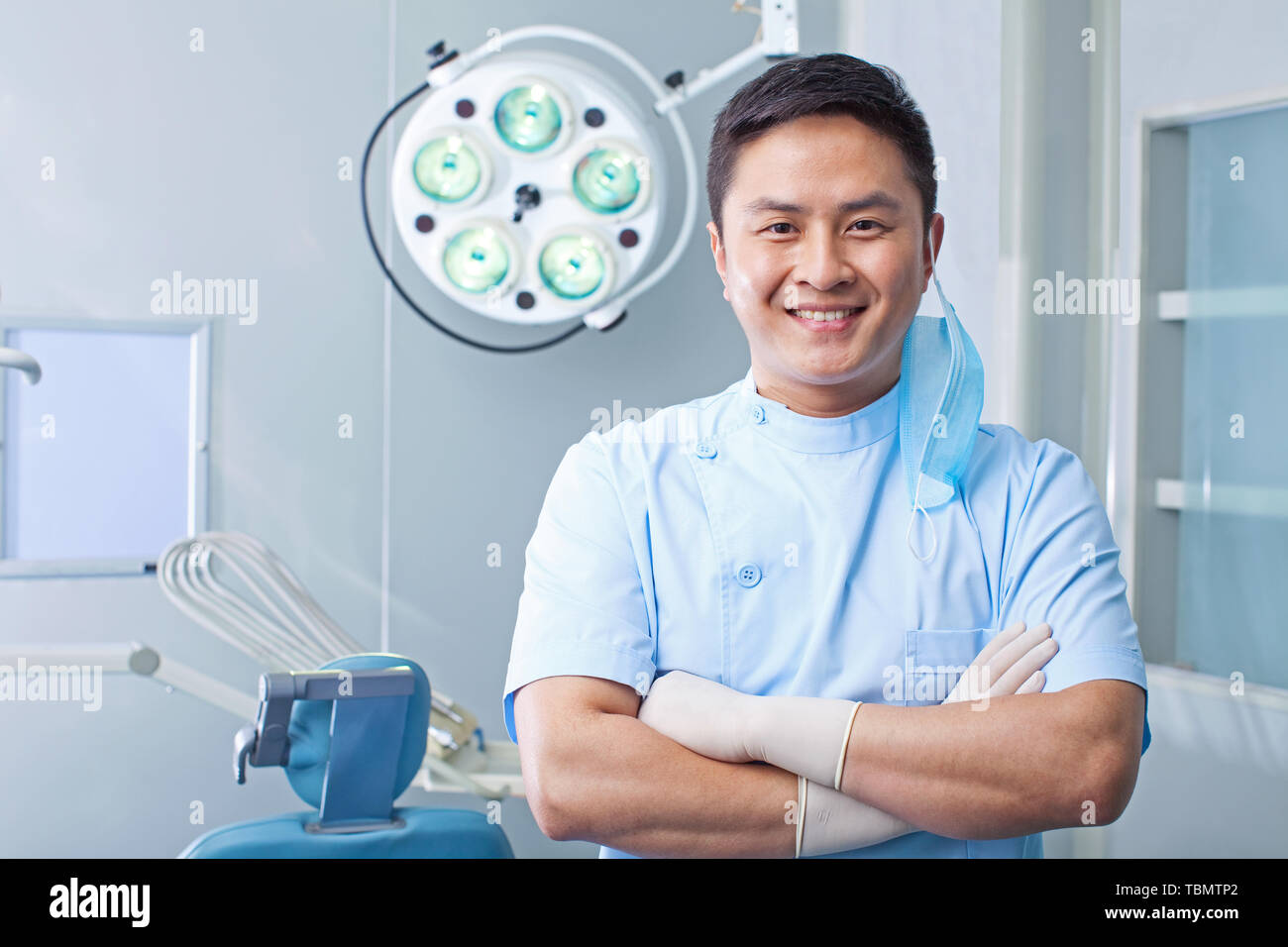 Ärzte behandeln Zähne mit Patienten in der Klinik Stockfoto