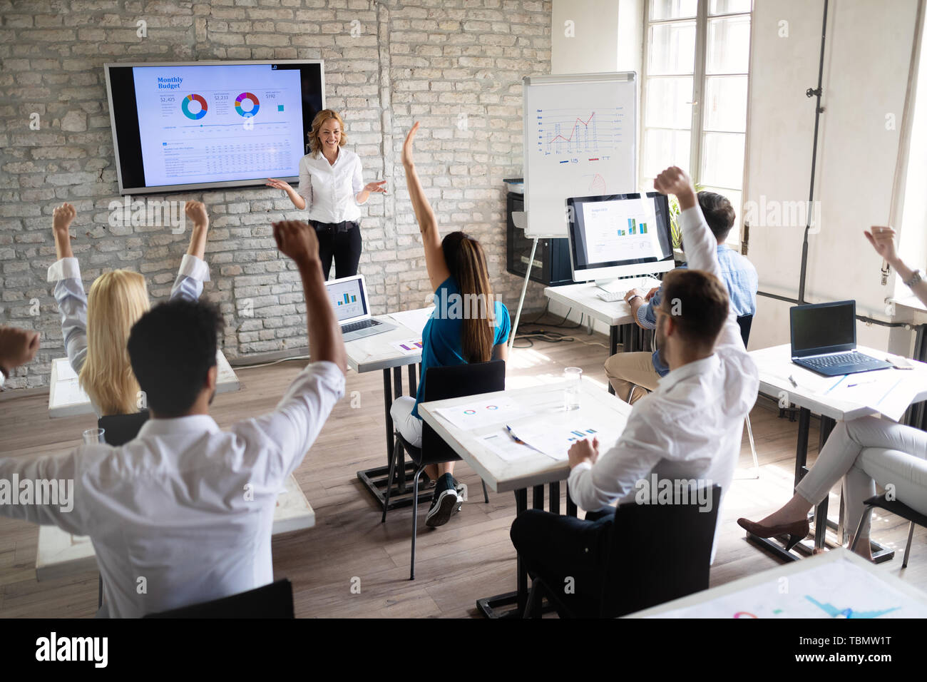 Erfolgreiche glücklichen Gruppe von Menschen lernen Software Engineering und Business während der Präsentation Stockfoto