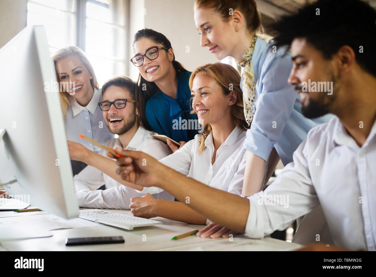 Erfolgreiche glücklichen Gruppe von Menschen lernen Software Engineering und Business während der Präsentation Stockfoto