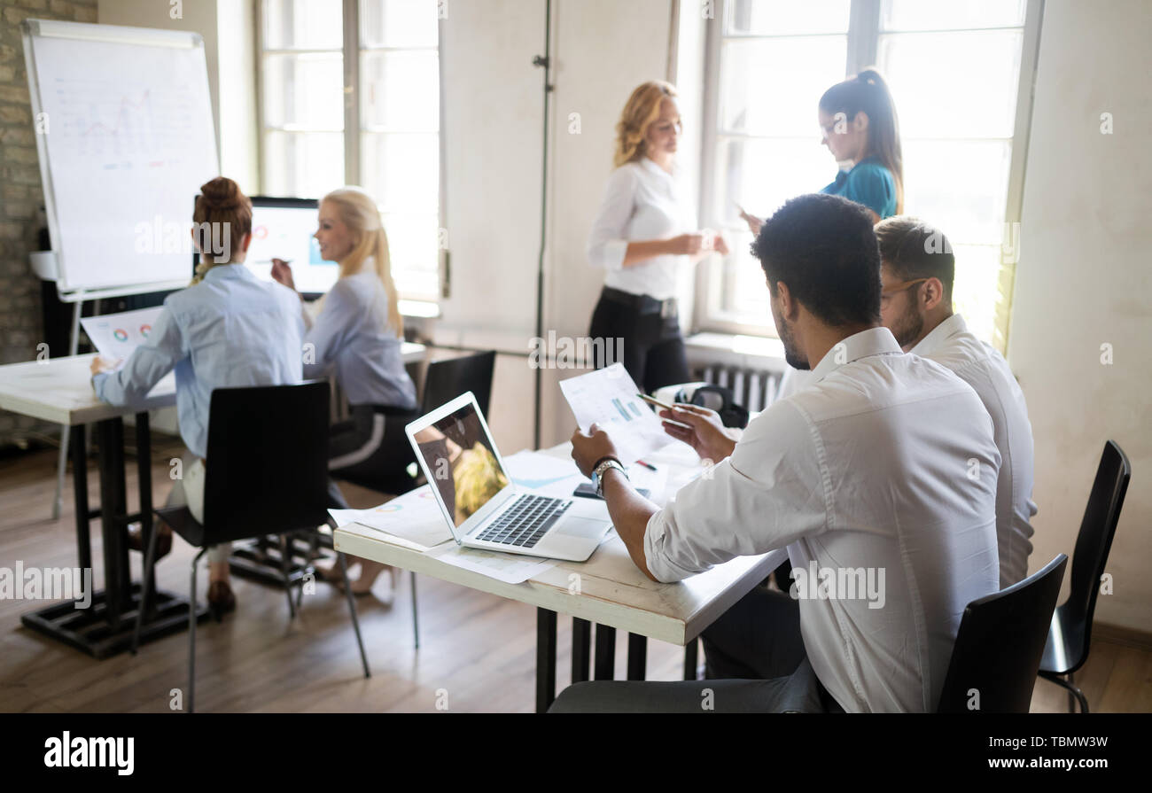 Erfolgreiche glücklichen Gruppe von Menschen lernen Software Engineering und Business während der Präsentation Stockfoto
