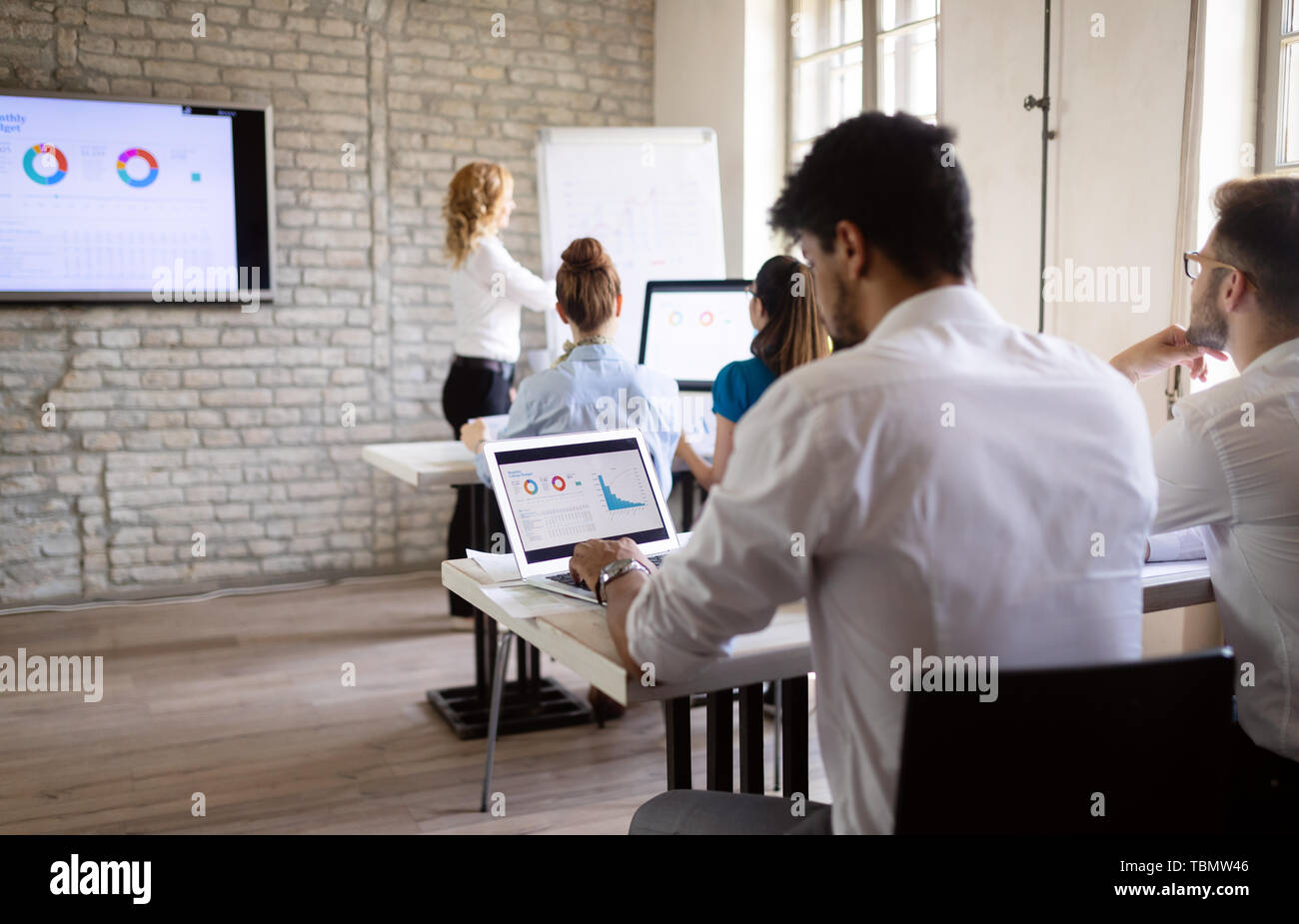 Erfolgreiche glücklichen Gruppe von Menschen lernen Software Engineering und Business während der Präsentation Stockfoto