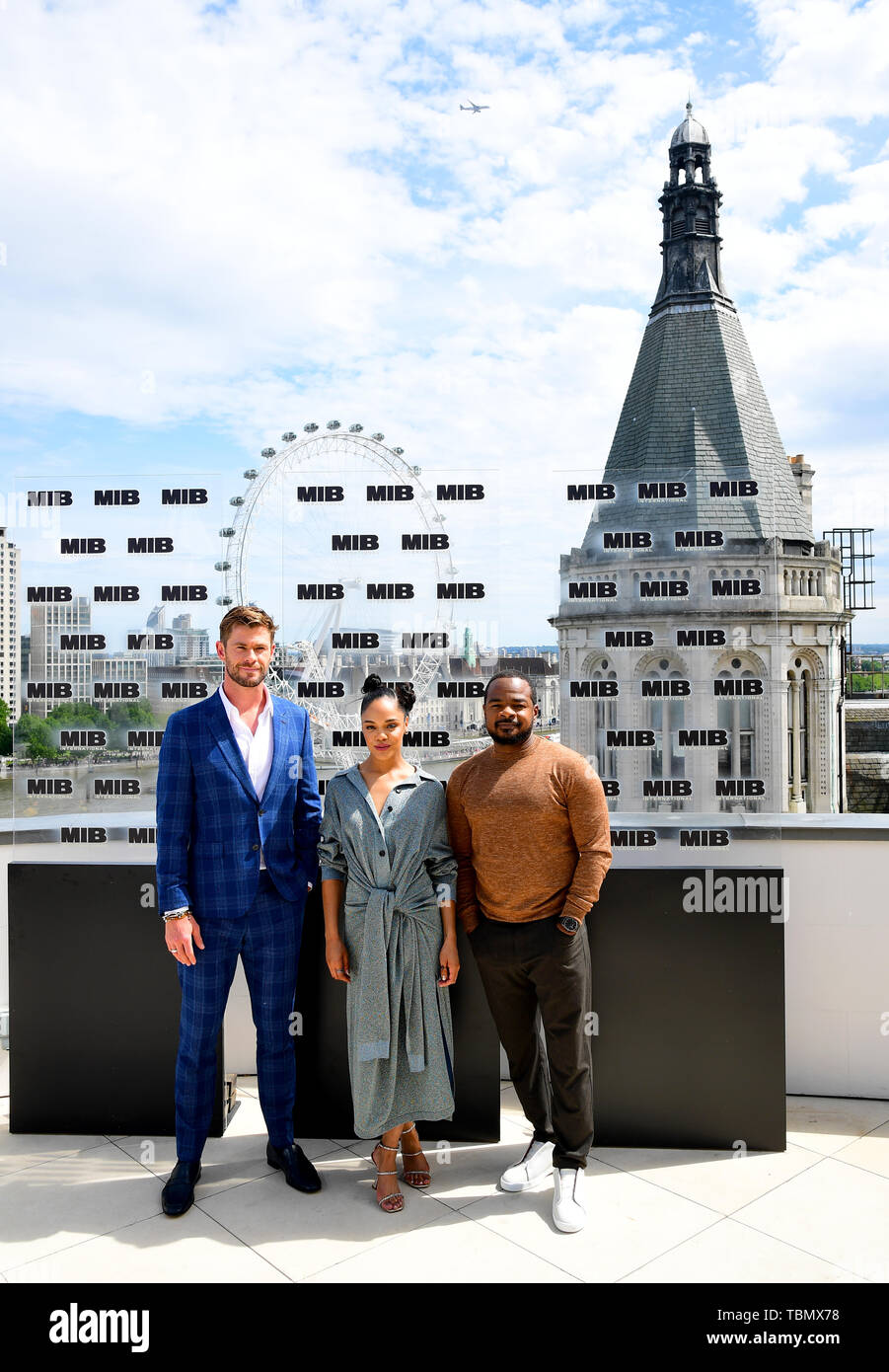 (Von links nach rechts) Chris Hemsworth, Tessa Thompson und F. Gary Gray während die Männer in Schwarz: Internationale Photocall im Corinthia Hotel, London statt. Stockfoto