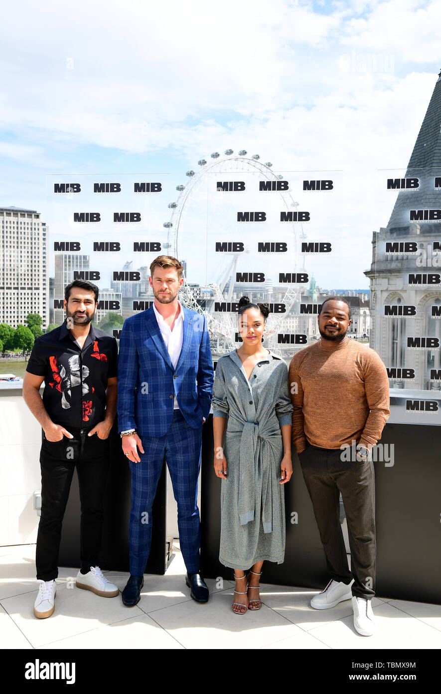 (Von links nach rechts) Kumail Nanjiani, Chris Hemsworth, Tessa Thompson und F. Gary Gray während die Männer in Schwarz: Internationale Photocall im Corinthia Hotel, London statt. Stockfoto