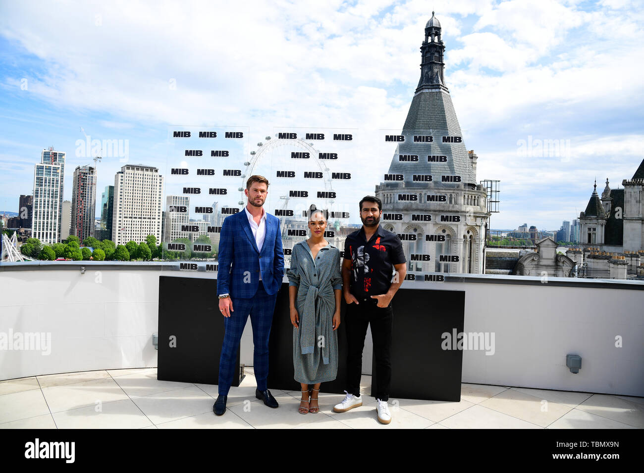 (Von links nach rechts) Chris Hemsworth, Tessa Thompson und Kumail Nanjiani, während die Männer in Schwarz: Internationale Photocall im Corinthia Hotel, London statt. Stockfoto