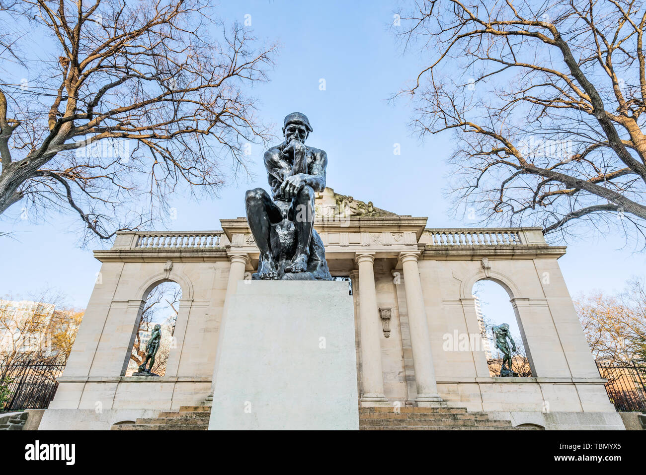 Philadelphia, Pennsylvania, USA - Dezember, 2018 - Der Denker Skulptur am Eingang von Rodin Museum in Philadelphia. Stockfoto