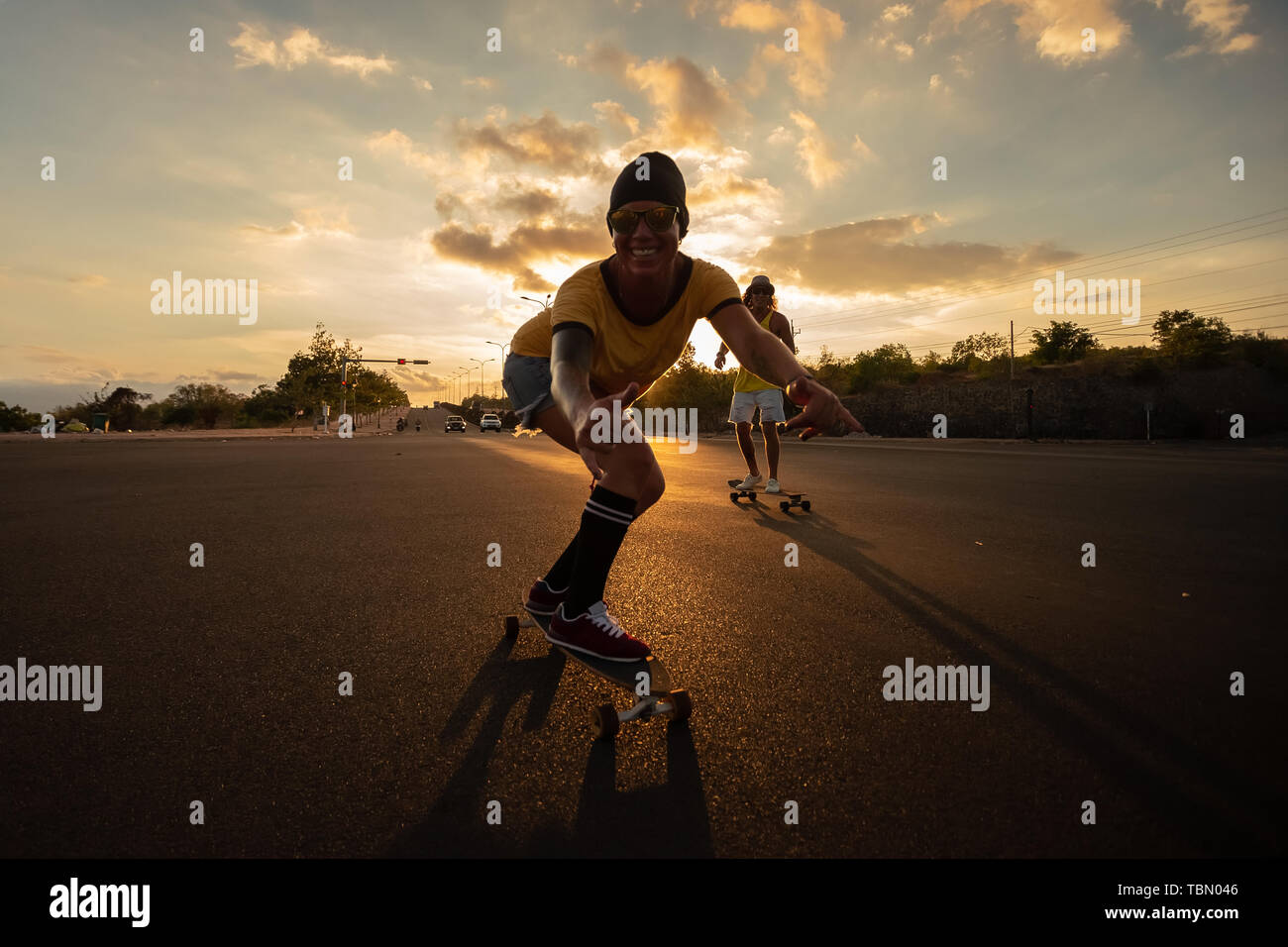 Junge Skateboarder fahren nachts auf Skateboards Stockfoto