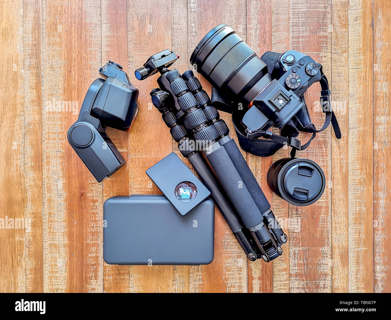Retro Fotografie Gang, Kamera, Stativ, Blitz und Linsen an einer hölzernen  Hintergrund Stockfotografie - Alamy