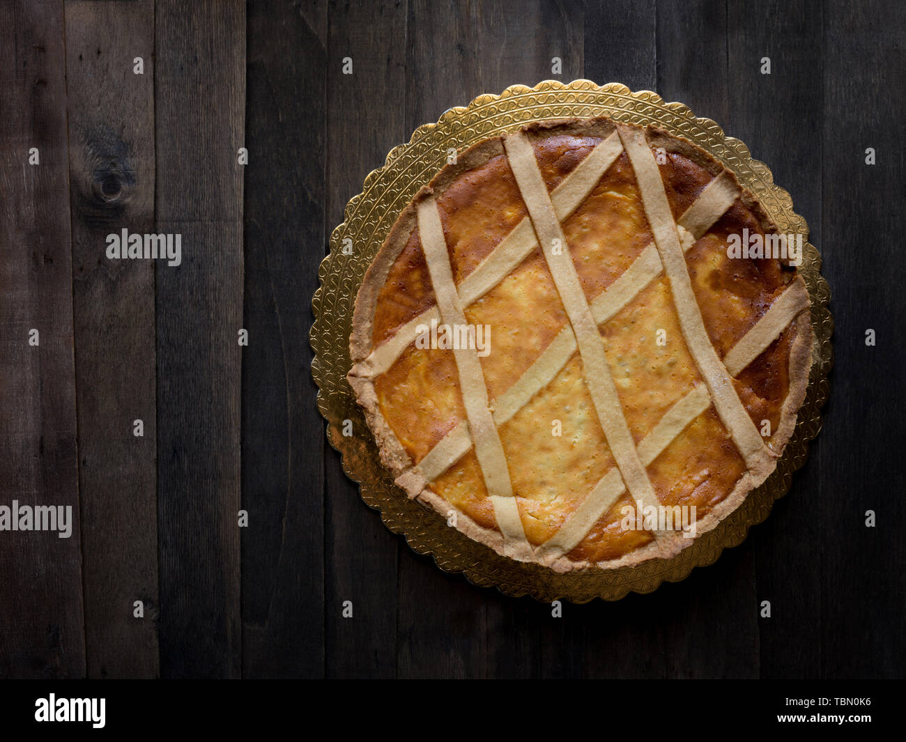 süß und weich typisch neapolitanischen Gebäck namens pastiera Stockfoto
