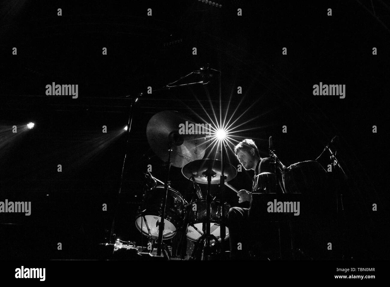 Jesse Barrett spielt Schlagzeug auf dem Technopolis der Bühne während der Jazz Festival live. Stockfoto
