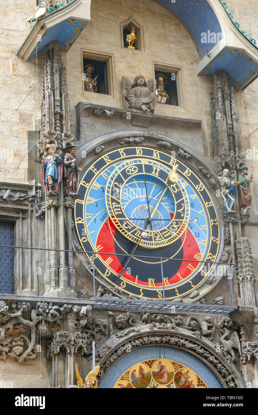 Prozession der Apostel läuten die Stunde in die Astronomische Uhr in der Altstadt Uhrturm von Prag, tschechische Republik. Stockfoto
