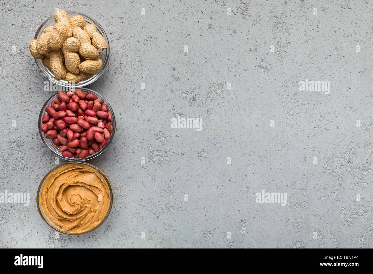 Schalen mit Erdnüssen und Erdnussbutter Stockfoto