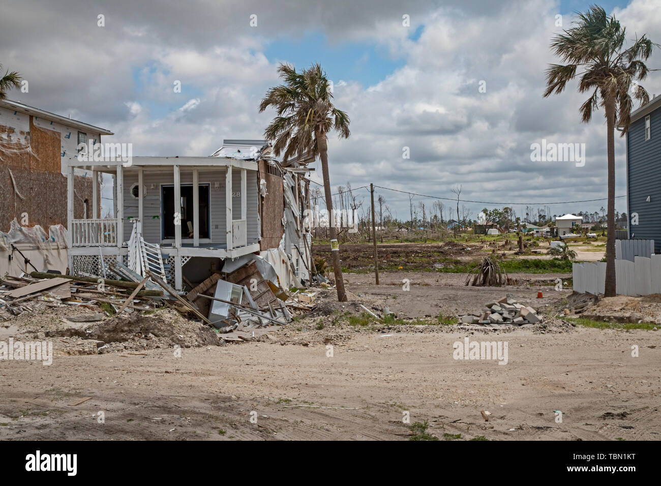 Mexiko Strand, Florida - Zerstörung von Hurrikan Michael ist sieben Monate weit verbreitet Nach der Kategorie 5 Sturm im Florida Panhandle. Stockfoto