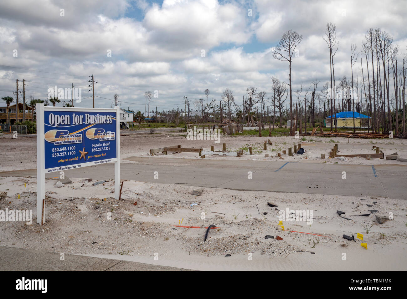 Mexiko Strand, Florida - Zerstörung von Hurrikan Michael ist sieben Monate weit verbreitet Nach der Kategorie 5 Sturm im Florida Panhandle. Ein Zeichen Nea Stockfoto