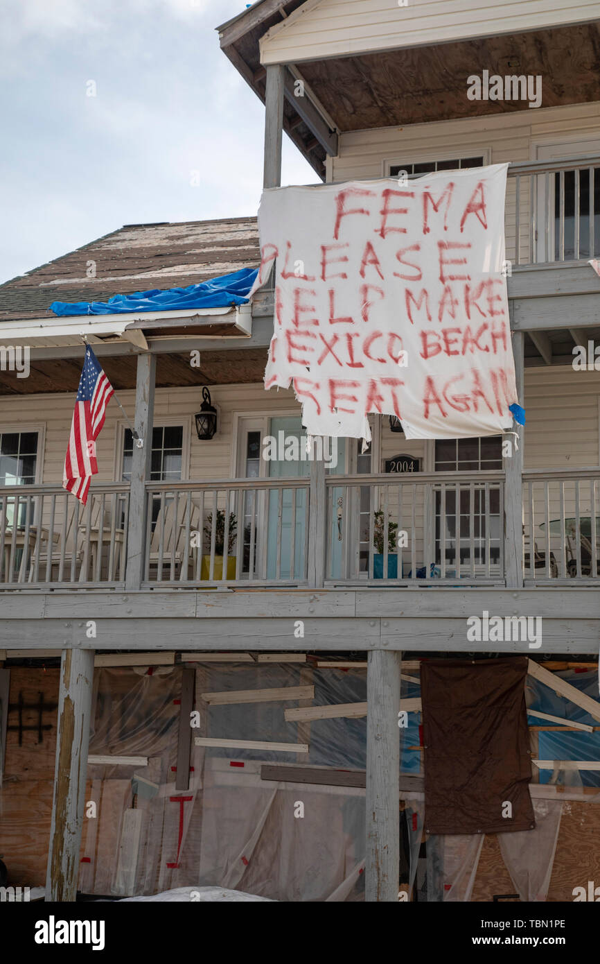 Mexiko Strand, Florida - Zerstörung von Hurrikan Michael ist sieben Monate weit verbreitet Nach der Kategorie 5 Sturm im Florida Panhandle. Ein Plädoyer für die Stockfoto