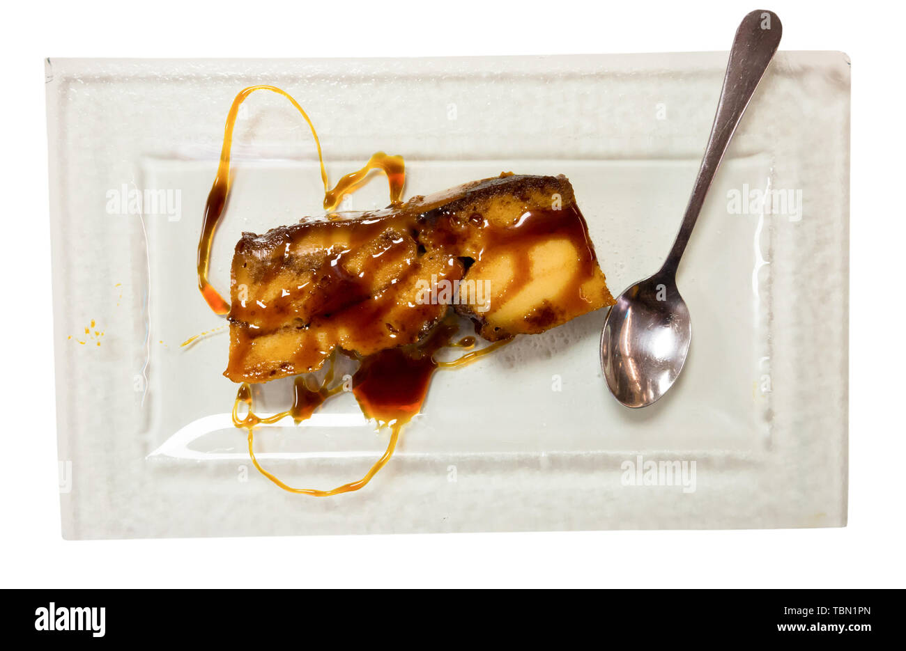 Leckere spanische Dessert Pan de Calatrava - Flan mit Schwamm Kuchen gebacken. Auf weissem Hintergrund Stockfoto