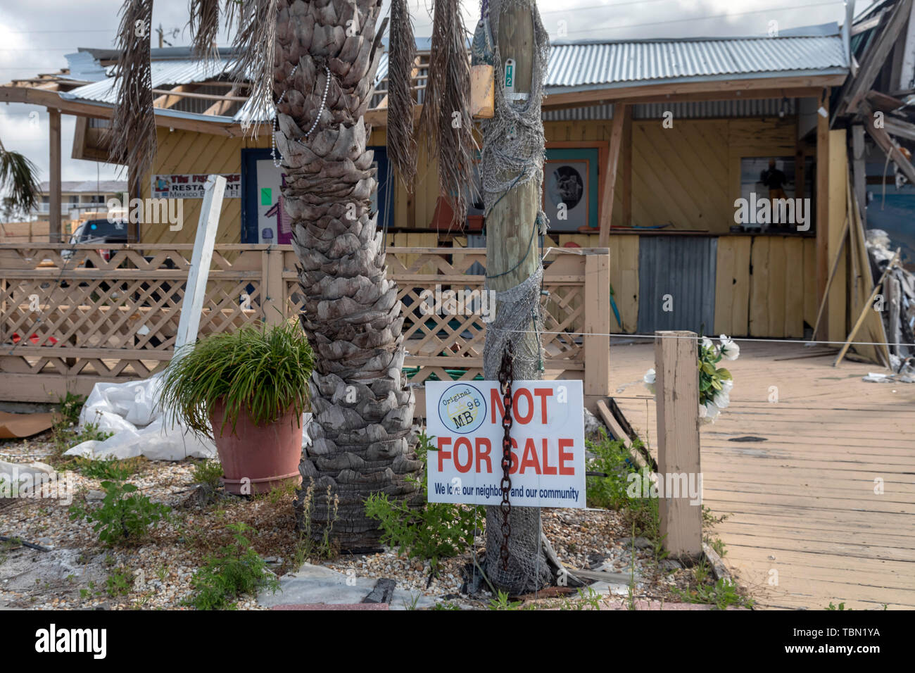 Mexiko Strand, Florida - Zerstörung von Hurrikan Michael ist sieben Monate weit verbreitet Nach der Kategorie 5 Sturm im Florida Panhandle. Noch aber Stockfoto
