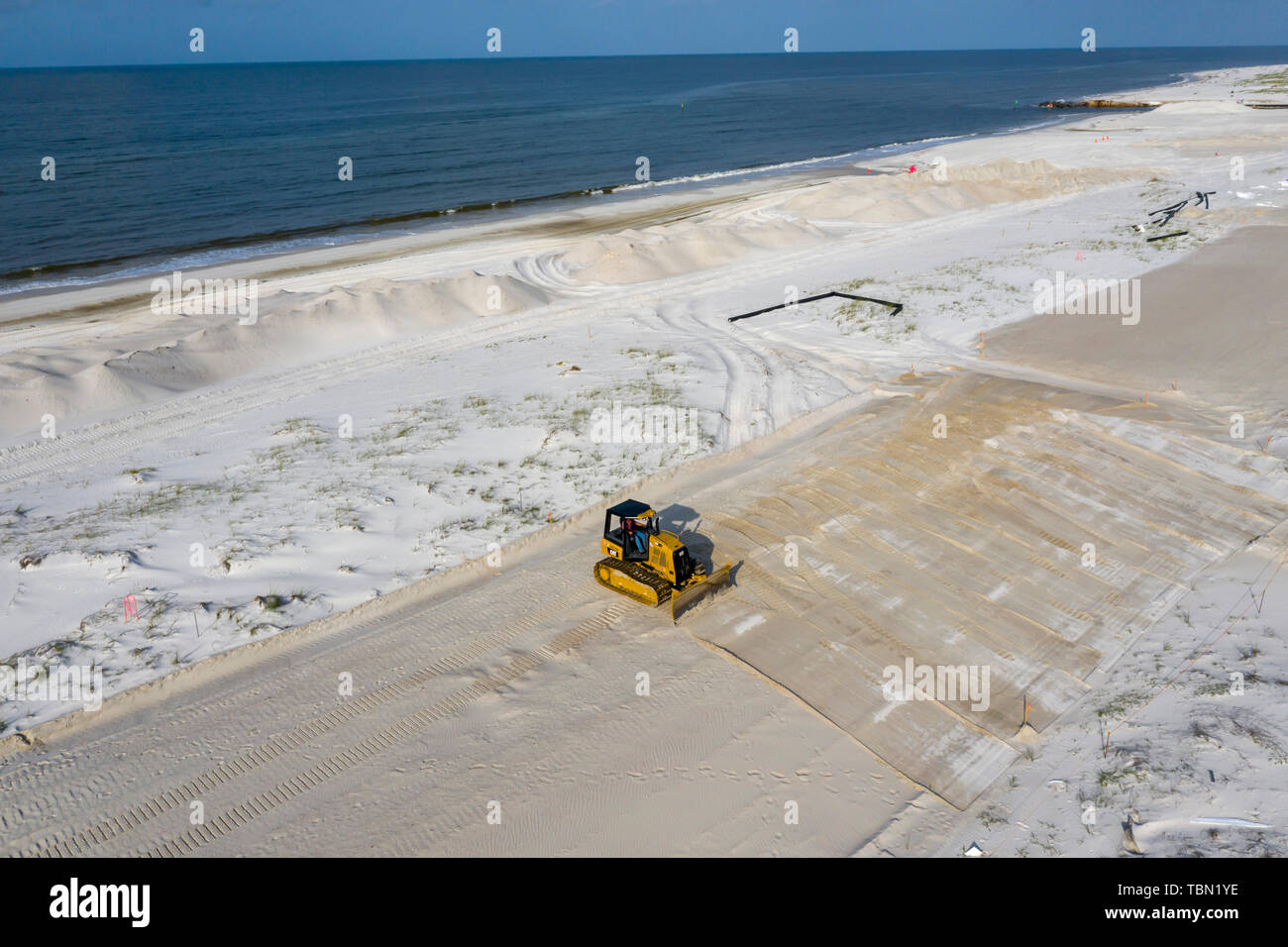 Mexiko Strand, Florida - eine Planierraupe arbeitet der Strand wieder sieben Monate nach dem Hurrikan Michael das Florida Panhandle. Stockfoto