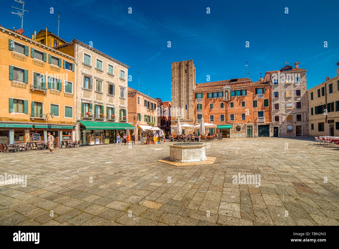 VENEZIA, Italien - 31. MAI 2019: Touristen, die in der Stadt und genießen den Campo Santa Margherita, Typycal Square von Venedig Stockfoto