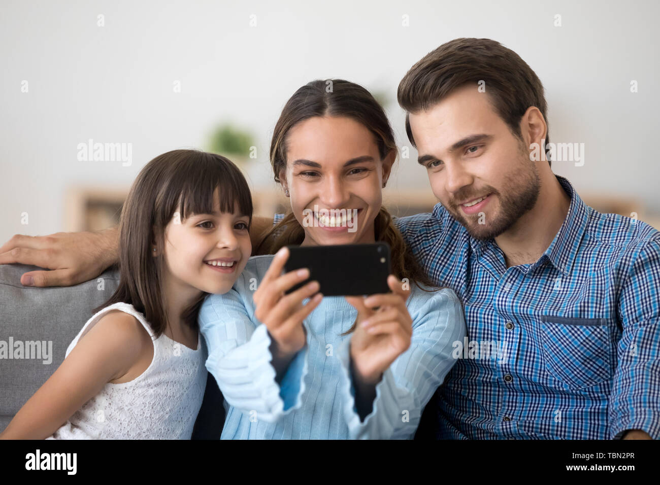 Glückliche Familie mit Kind Lächeln machen selfie auf Zelle Stockfoto