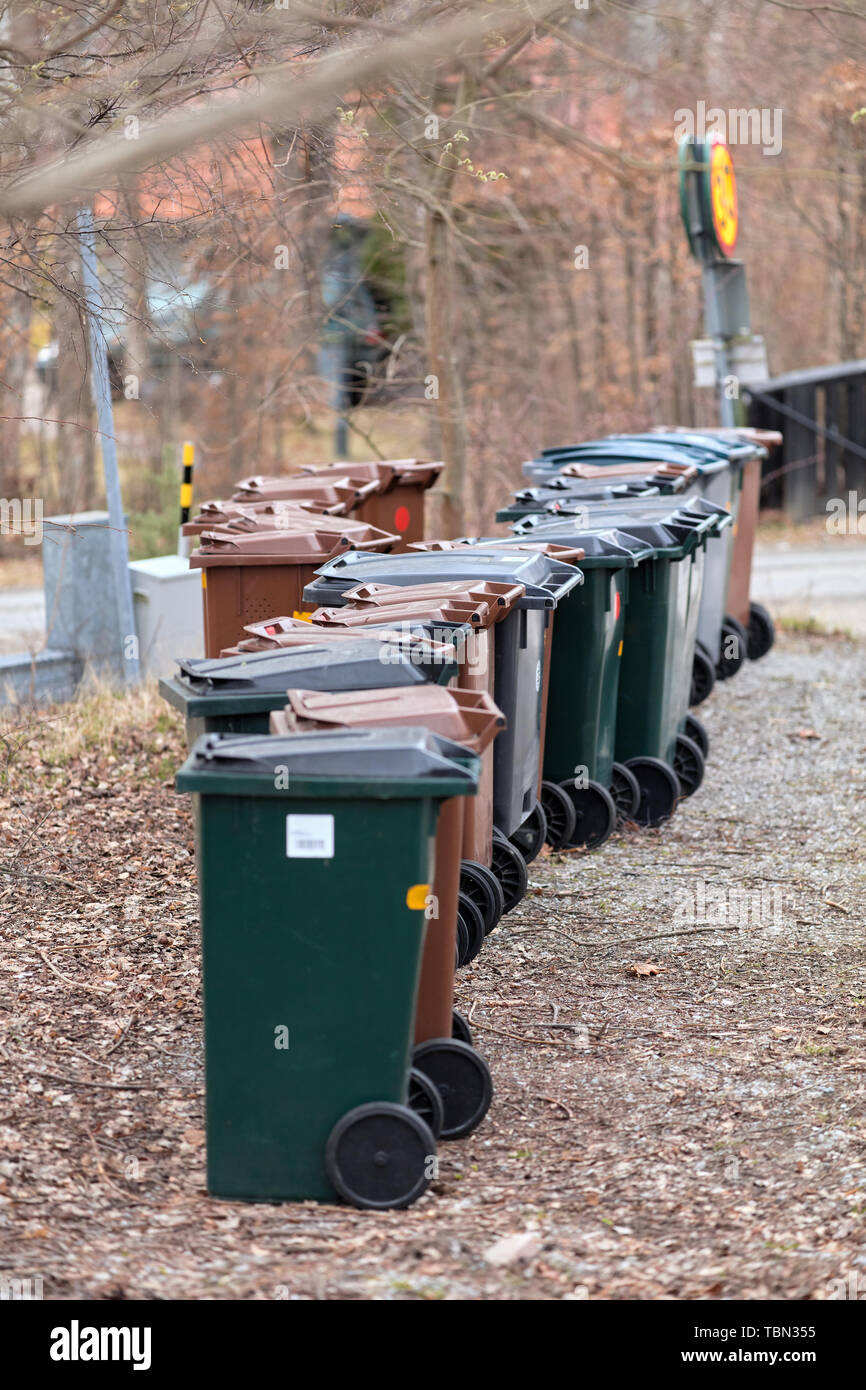 Plastikmüllbehälter am Ende von Karlsudd, in der Nähe von Vaxholm, Schweden Stockfoto