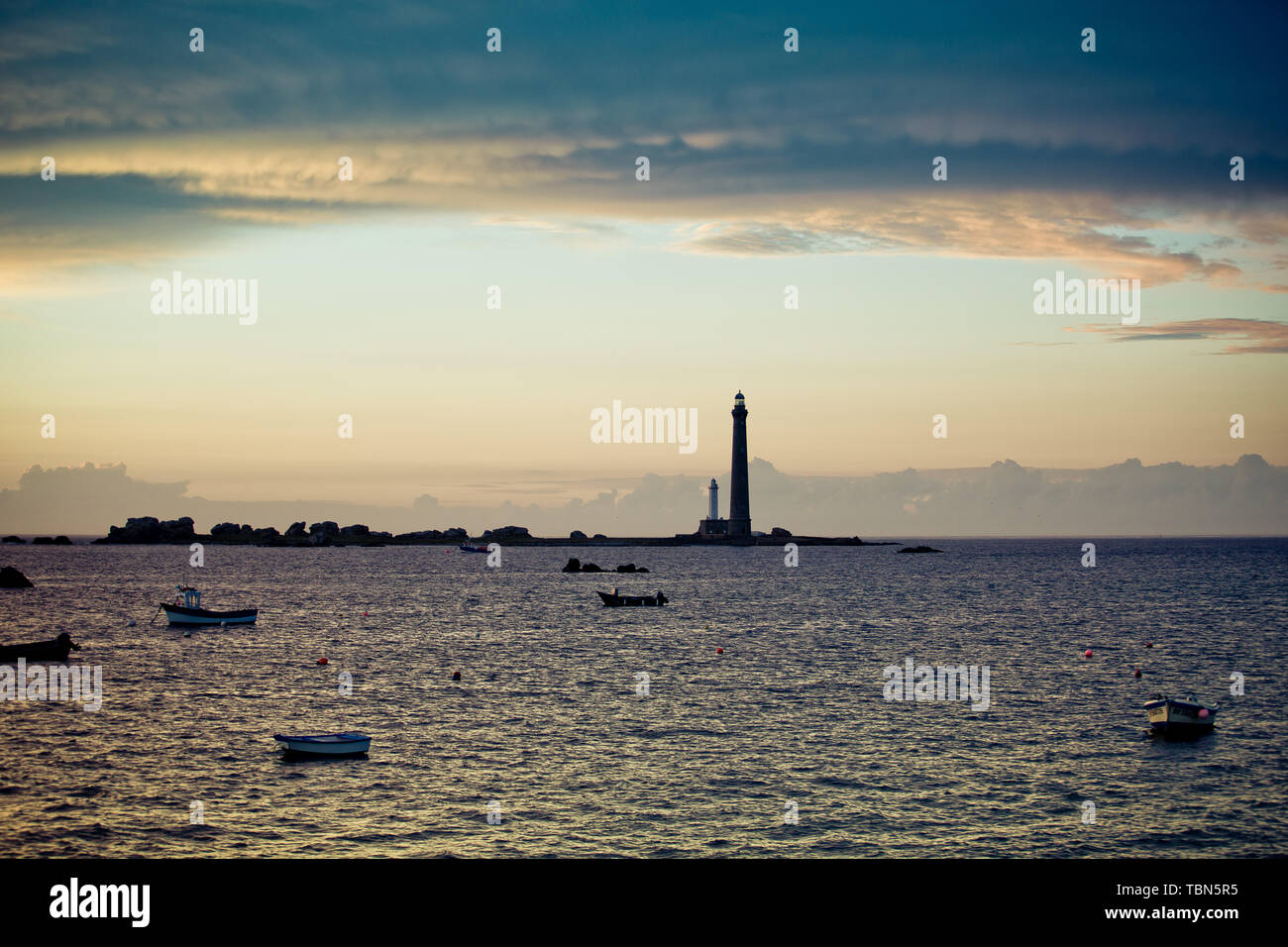 Der Leuchtturm auf Ile Vierge und der Ozean in Plouguerneau Finistere Bretagne Frankreich Stockfoto