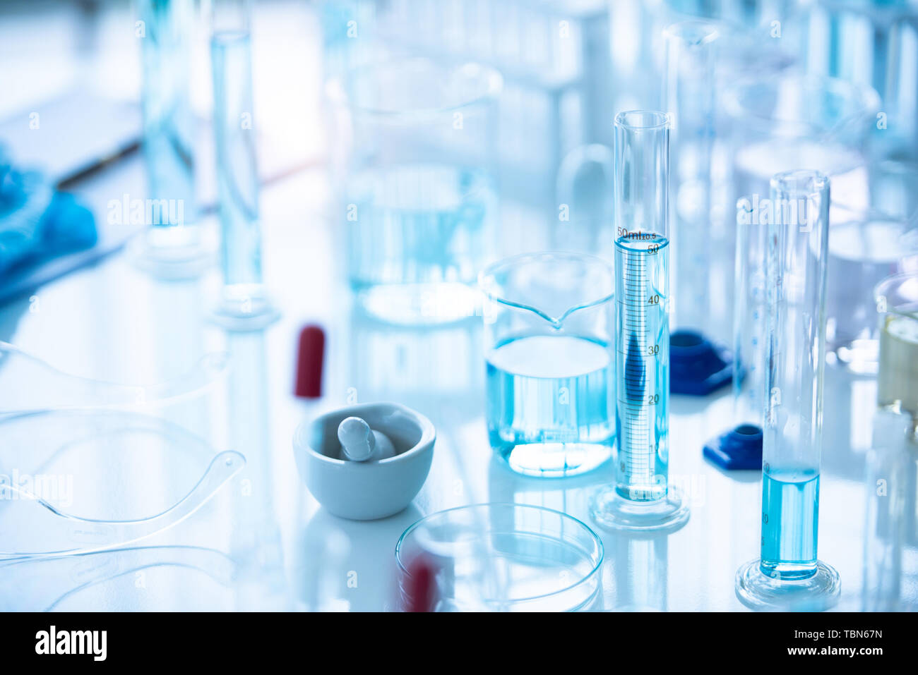 Medizinisches Labor Reagenzglas in Chemie Biologie Labor testen. Wissenschaftliche Forschung und Entwicklung und Gesundheit Konzept Hintergrund Stockfoto