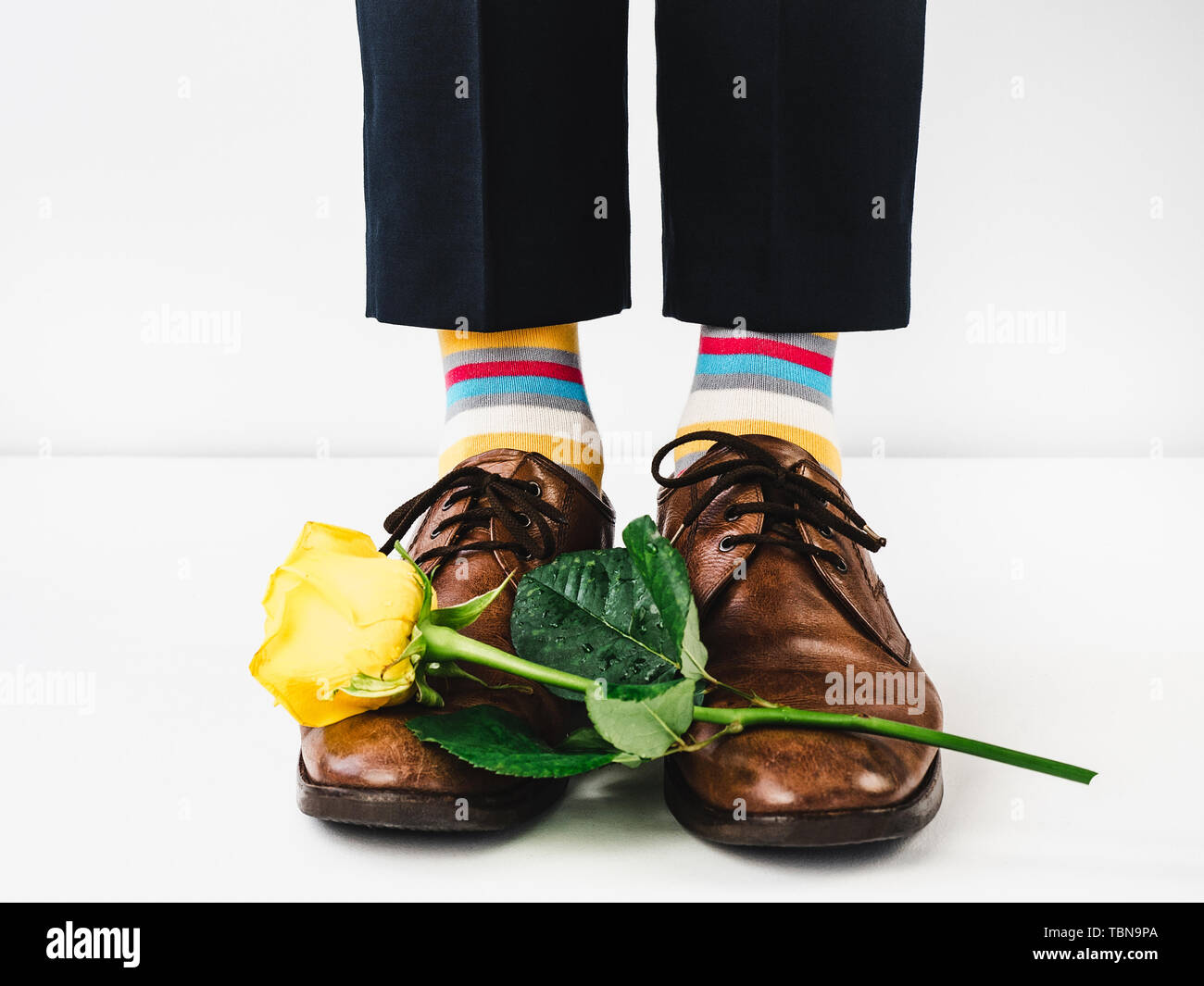 Weiße Schuhe Mit Schwarze Socken Stockfotos und -bilder Kaufen - Alamy
