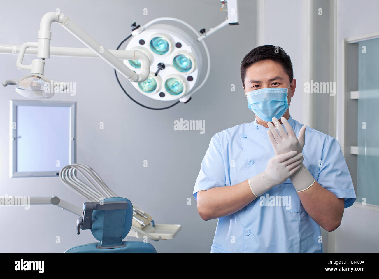 Ärzte behandeln Zähne mit Patienten in der Klinik Stockfoto