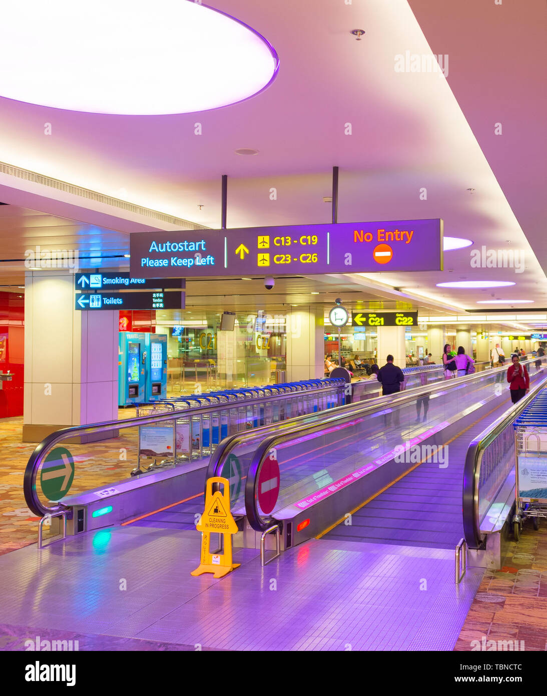 Singapur - Januar 16, 2017: Menschen bei travelator in Changi International Anreise Flughafen Halle Stockfoto