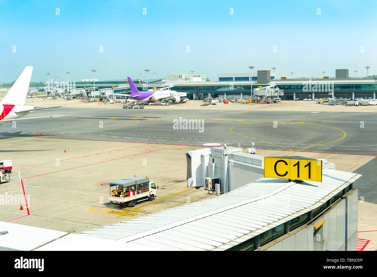 Flugplatz mit Flugzeugen, Ausrüstung von Changi Airport Gebäude, Singapur Stockfoto