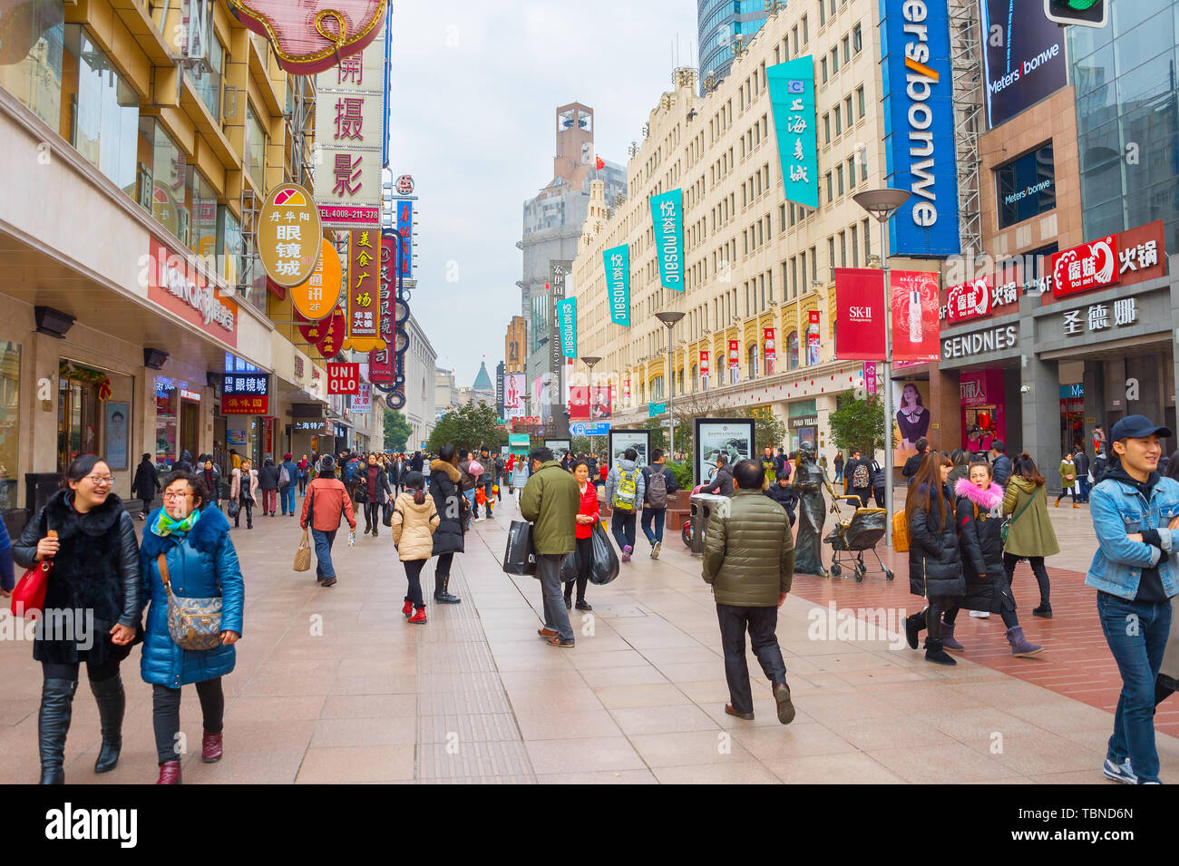SHANGHAI, China - Dec 28, 2016: Menschen zu Fuß auf der Nanjing Road in der Innenstadt von Shanghai. Die Gegend ist das wichtigste Einkaufsviertel der Stadt und einer der Stockfoto
