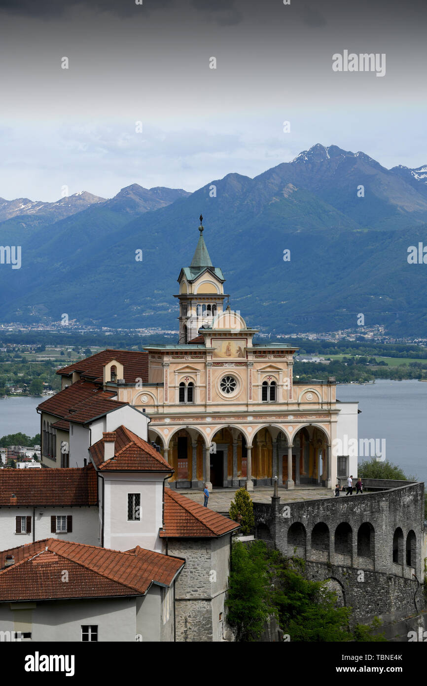 Madonna del Sasso, mittelalterliche Kloster mit Blick auf den Lago Maggiore mit Locarno, Schweiz. Stockfoto