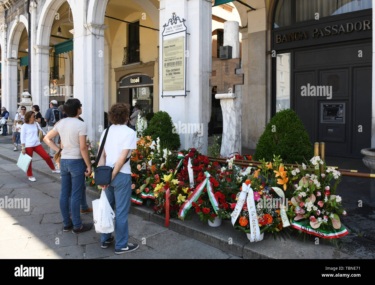 Frische Blumen an der Gedenkstätte für Terroropfer, die 1974 bei einem antifaschistischen Protest in Brescia durch faschistische Bombenanschläge getötet wurden. Stockfoto