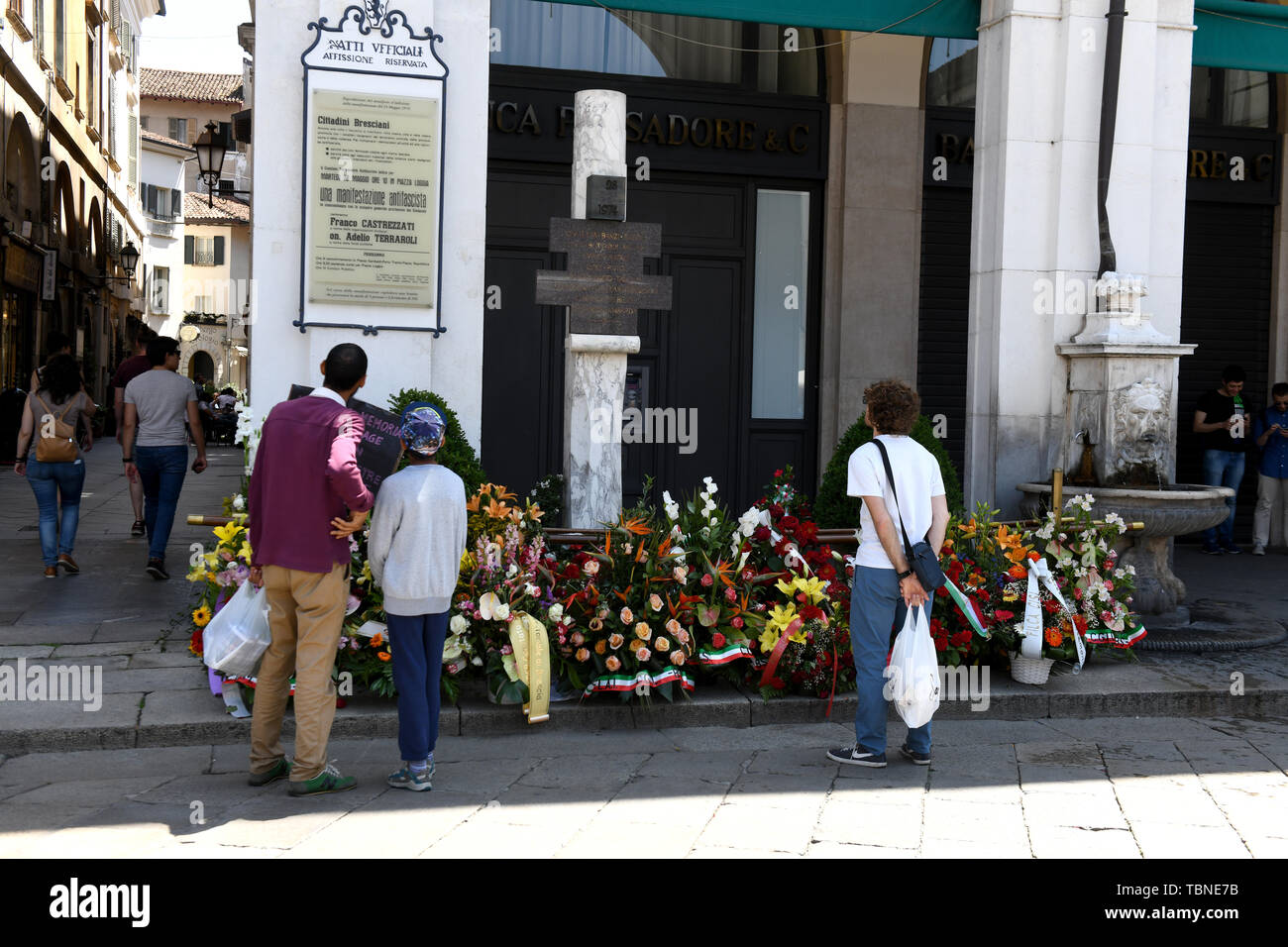 Frische Blumen an der Gedenkstätte für Terroropfer, die 1974 bei einem antifaschistischen Protest in Brescia durch faschistische Bombenanschläge getötet wurden. Stockfoto